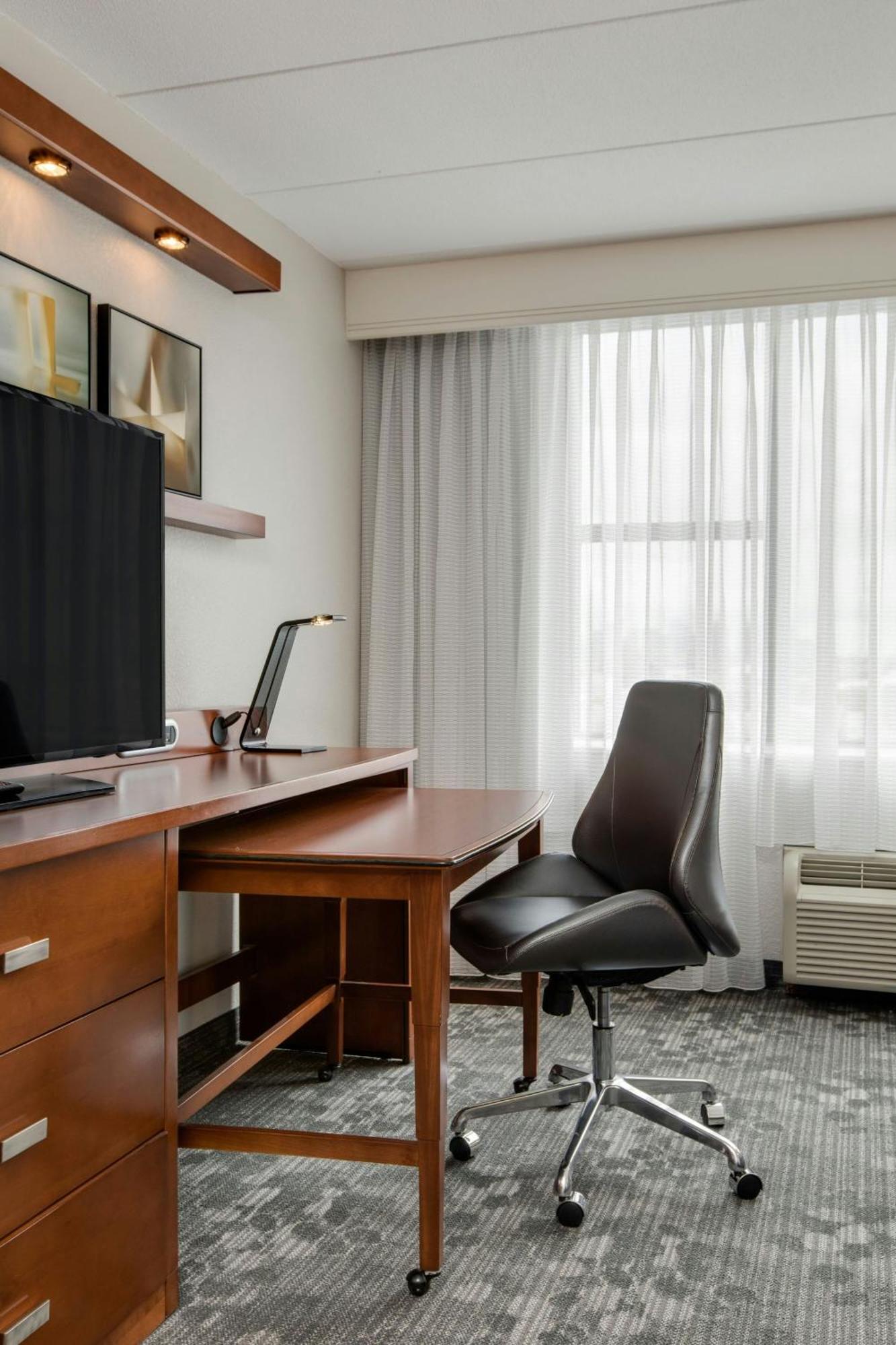 Courtyard By Marriott Boston Logan Airport Exterior foto